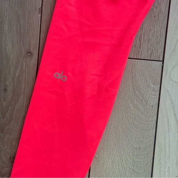 Alo yoga Vibrant Pink Workout Leggings - Picture 6 of 7